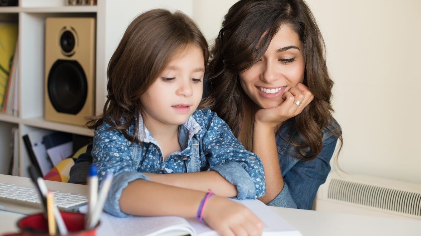 Дочь не пишет. Дочь домашнее. Мама помогает ребенку стоковое фото. Help childrens' homework. Mom student homework.